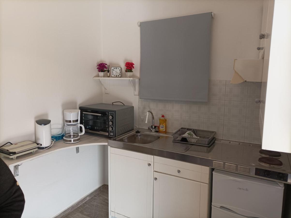 Demy'S Studio Apartment Acharavi  Ngoại thất bức ảnh